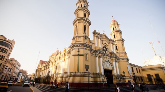 Catedral principal nella Plaza de Armas de Piura